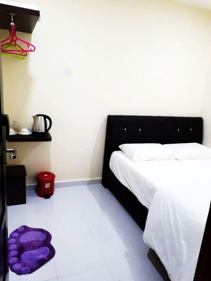 Red Motel Nibung Tebal Exterior photo